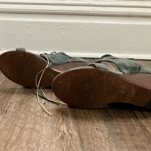 Kelsie Dagger Blue Suede Open Toe Wedge Sandel size 8.5. - Picture 5 of 5